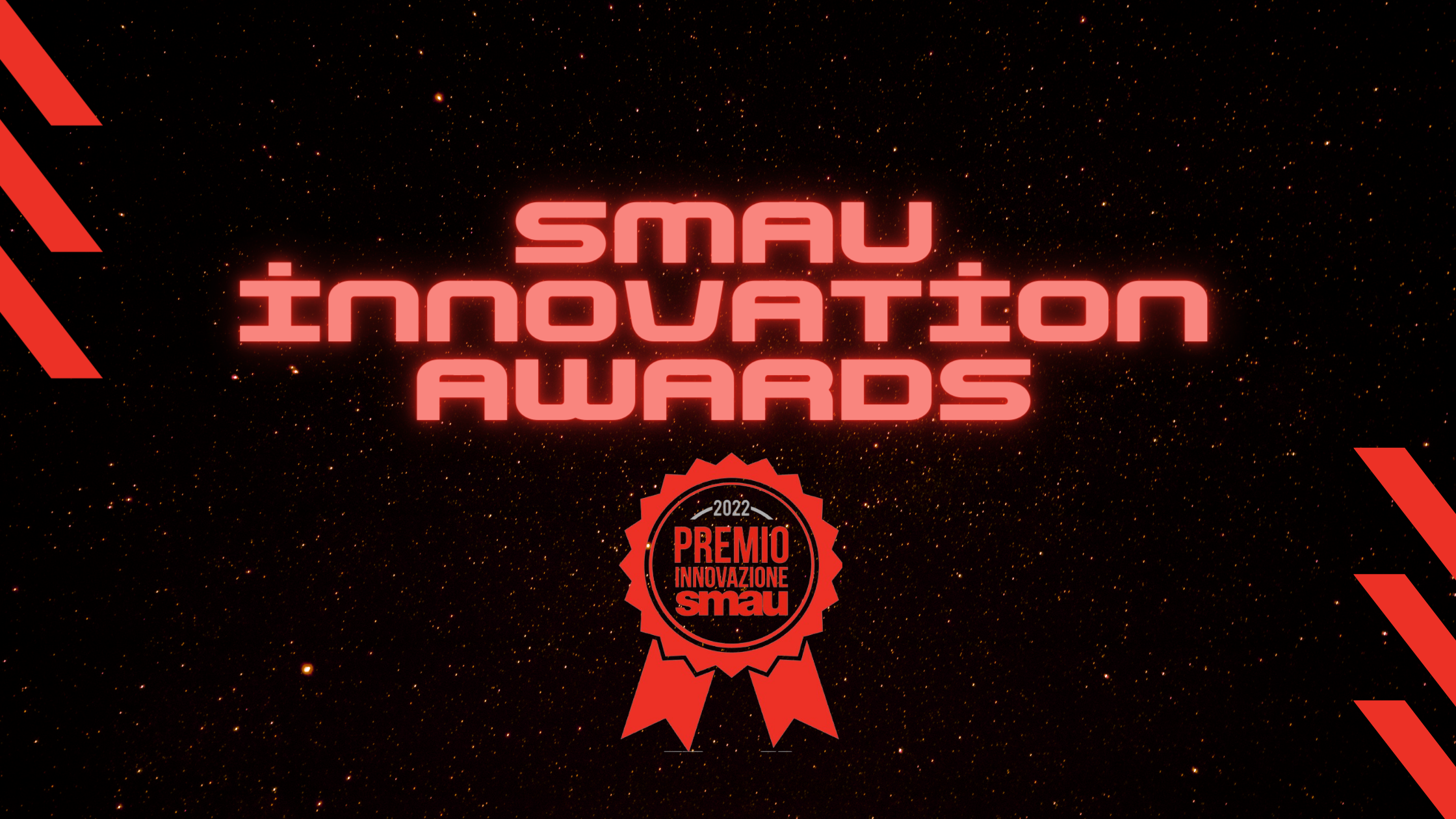Copertina articolo: sfondo nero con schizzi rossi. Scritta centrata Smau Innovation Awards, con allegato il badge della premiazione Smau per l'Innovazione