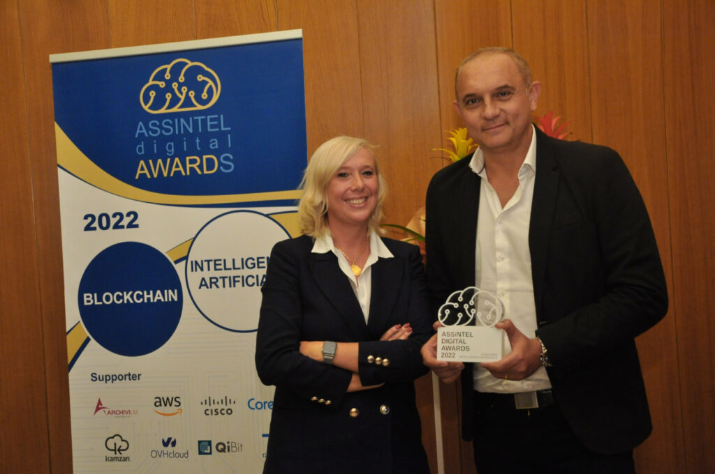 Assintel Digital Awards. Foto scattata al momento della premiazione: presenti Ugo Chirico CEO Cyberneid, con il premo in mano e di fianco la presindente di Assintel.